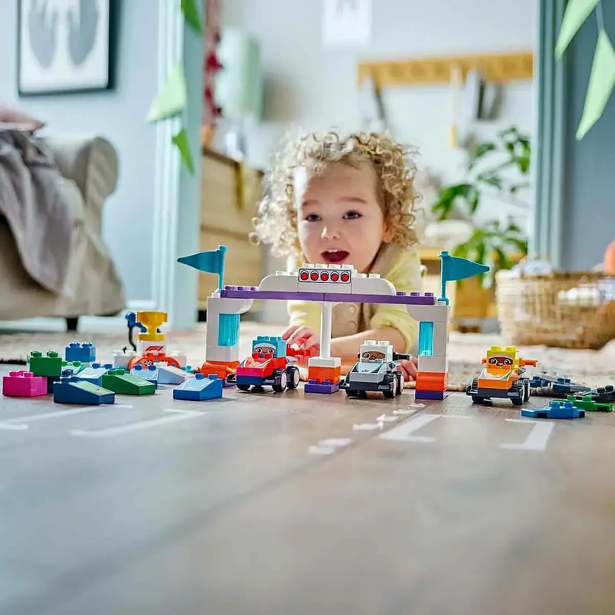 LEGO DUPLO F1® Takımı Yarış Arabaları ve Sürücüler 10445