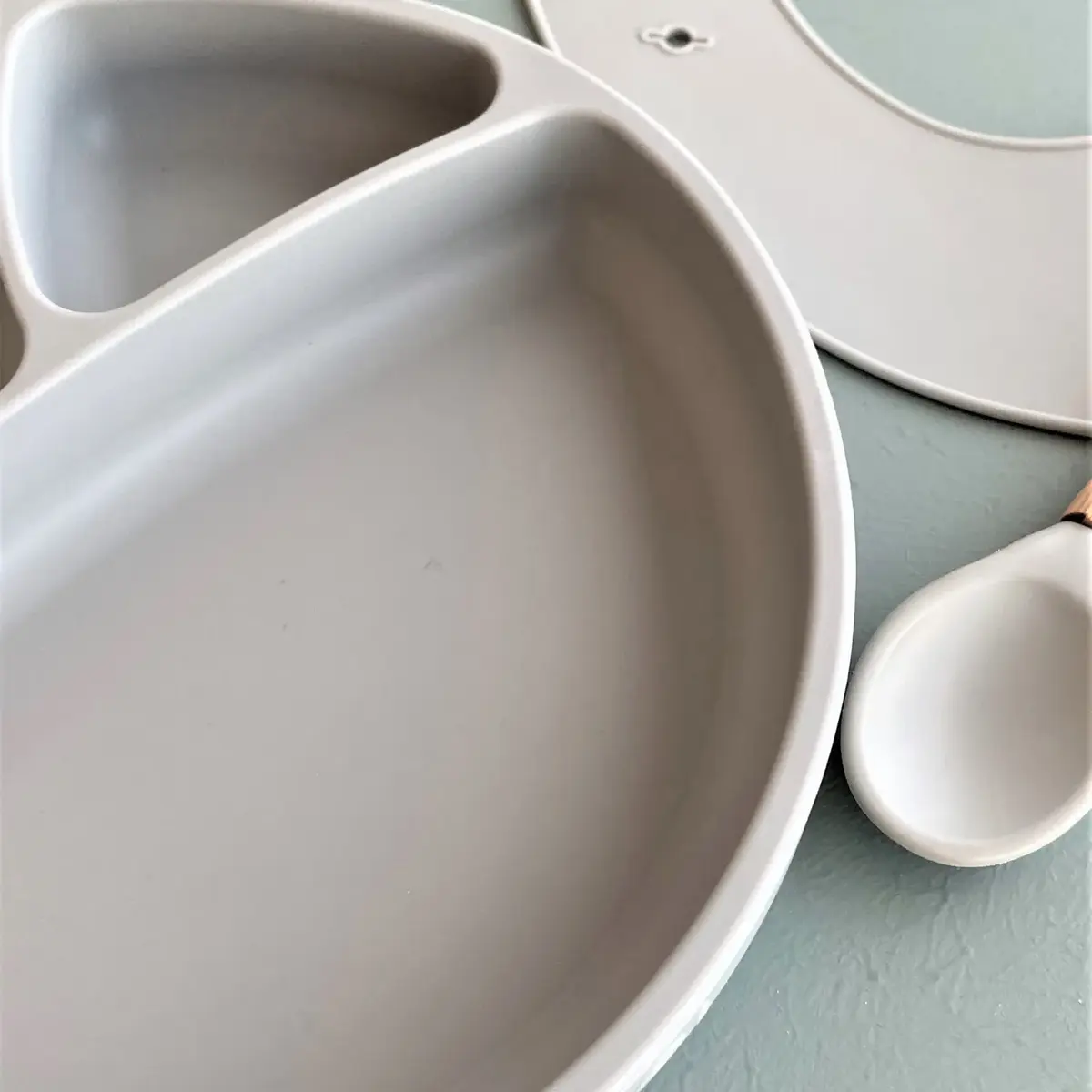 OiOi Vakum Tabanlı Silikon Tabak Porsiyon 6+ Ay Powder Grey