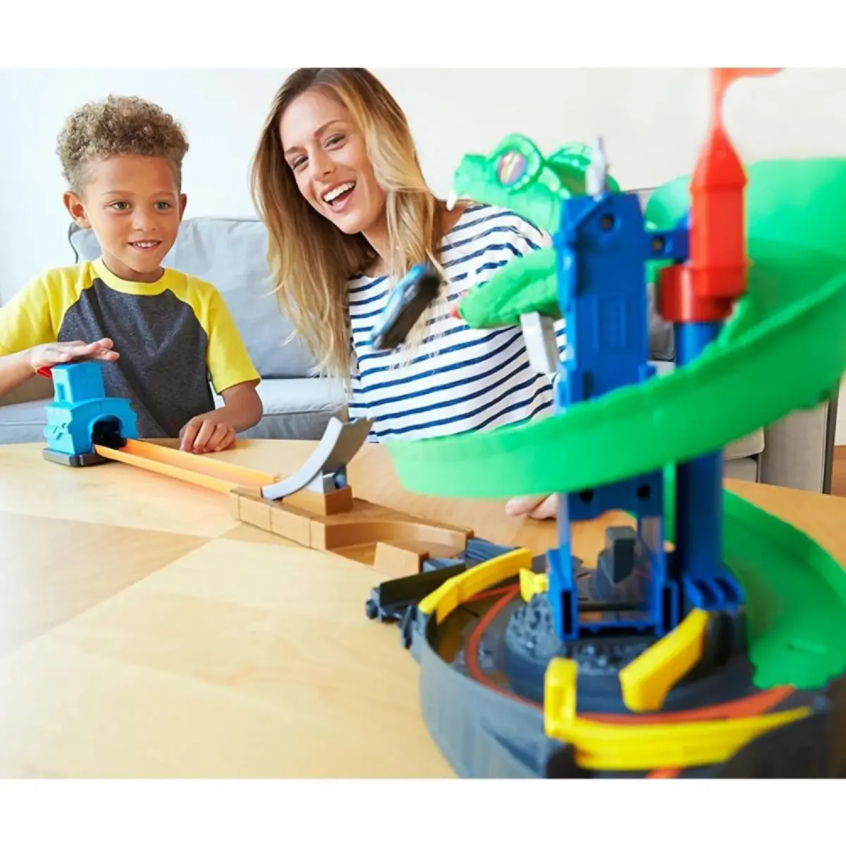 Hot Wheels Yılan Geçidi Oyun Seti