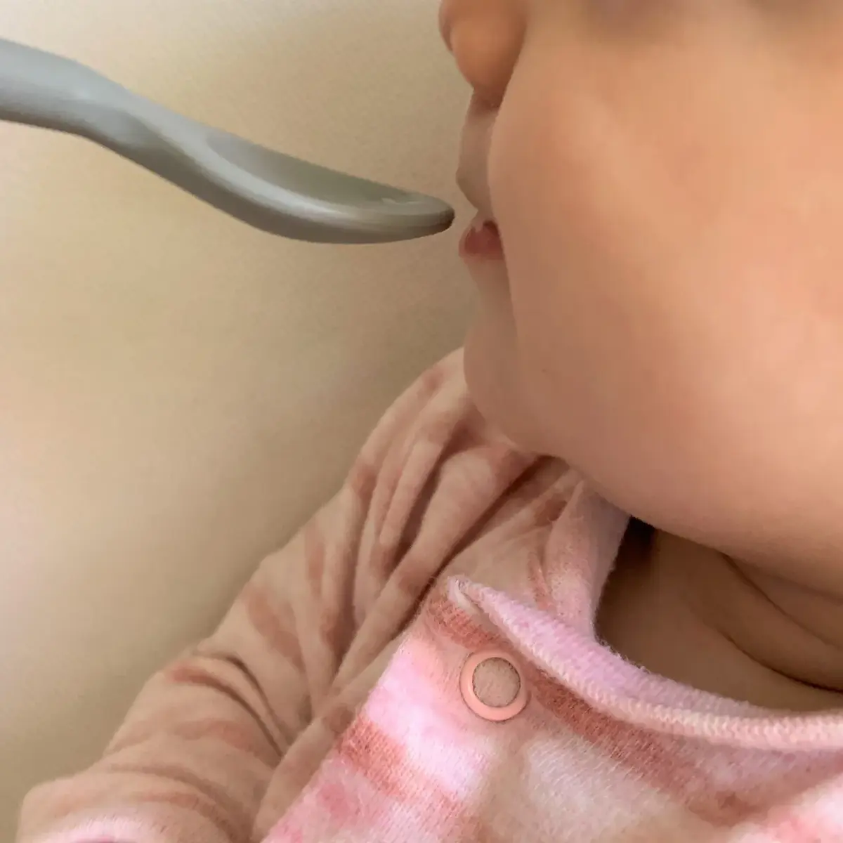 OiOi Nam Nam Silikon Mama Kaşığı 6+ Ay  Velvet Rose