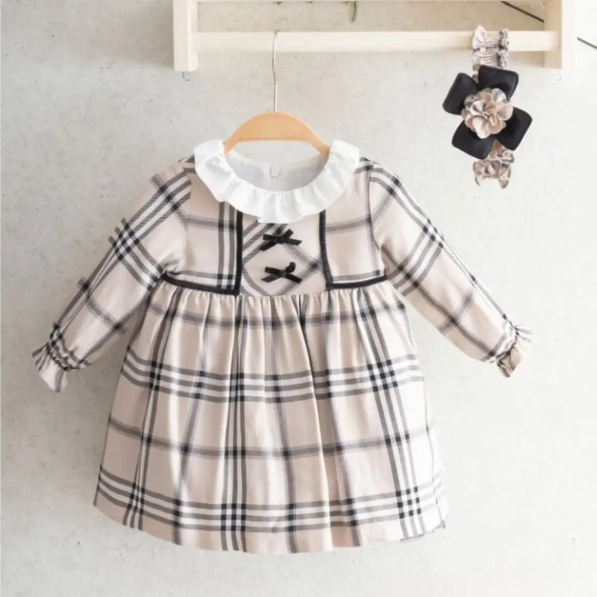 Miomini Elbise Saç Bantlı Yakası Dokuma Ekose Kadife Şeritli Bej