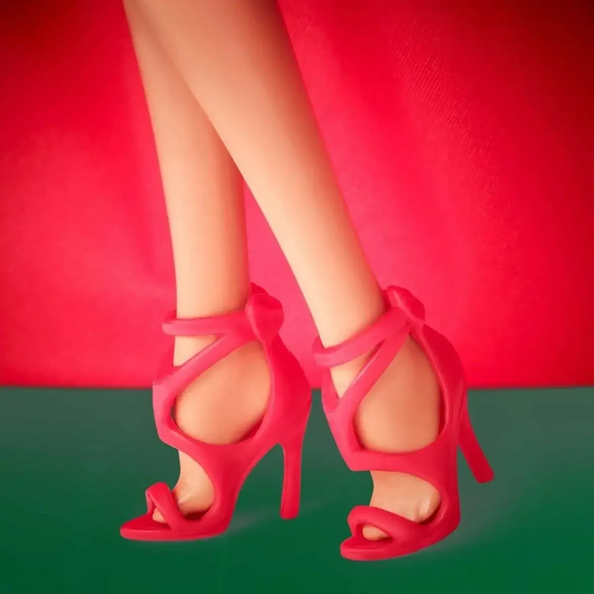 Barbie 2022 Mutlu Yıllar Bebeği Kumral