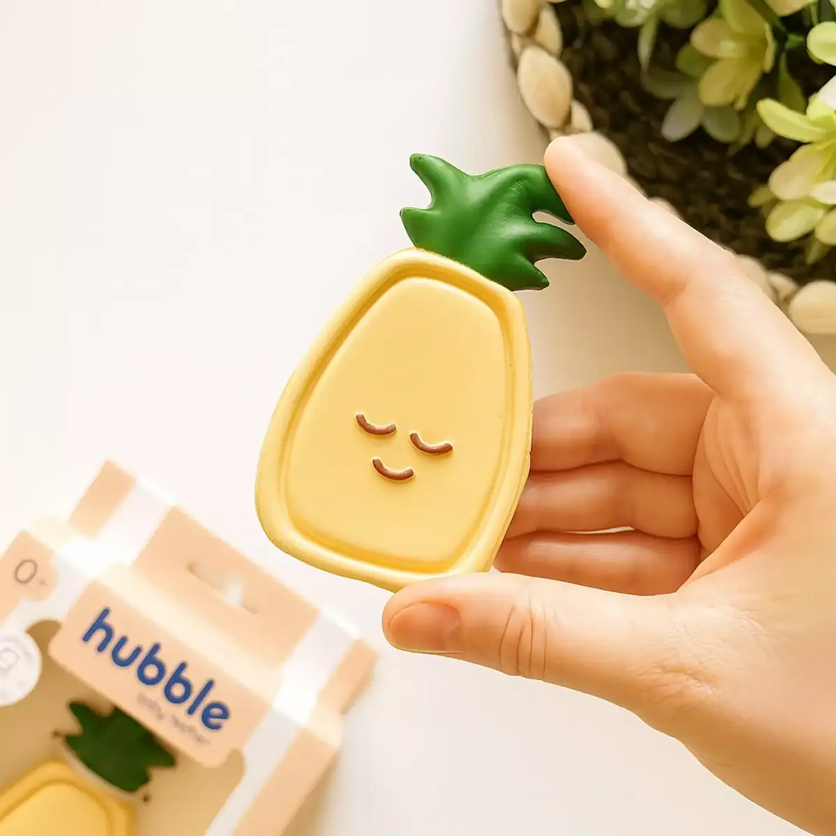 Hubble Doğal Bebek Diş Kaşıyıcı Ve Oyuncağı Ananas