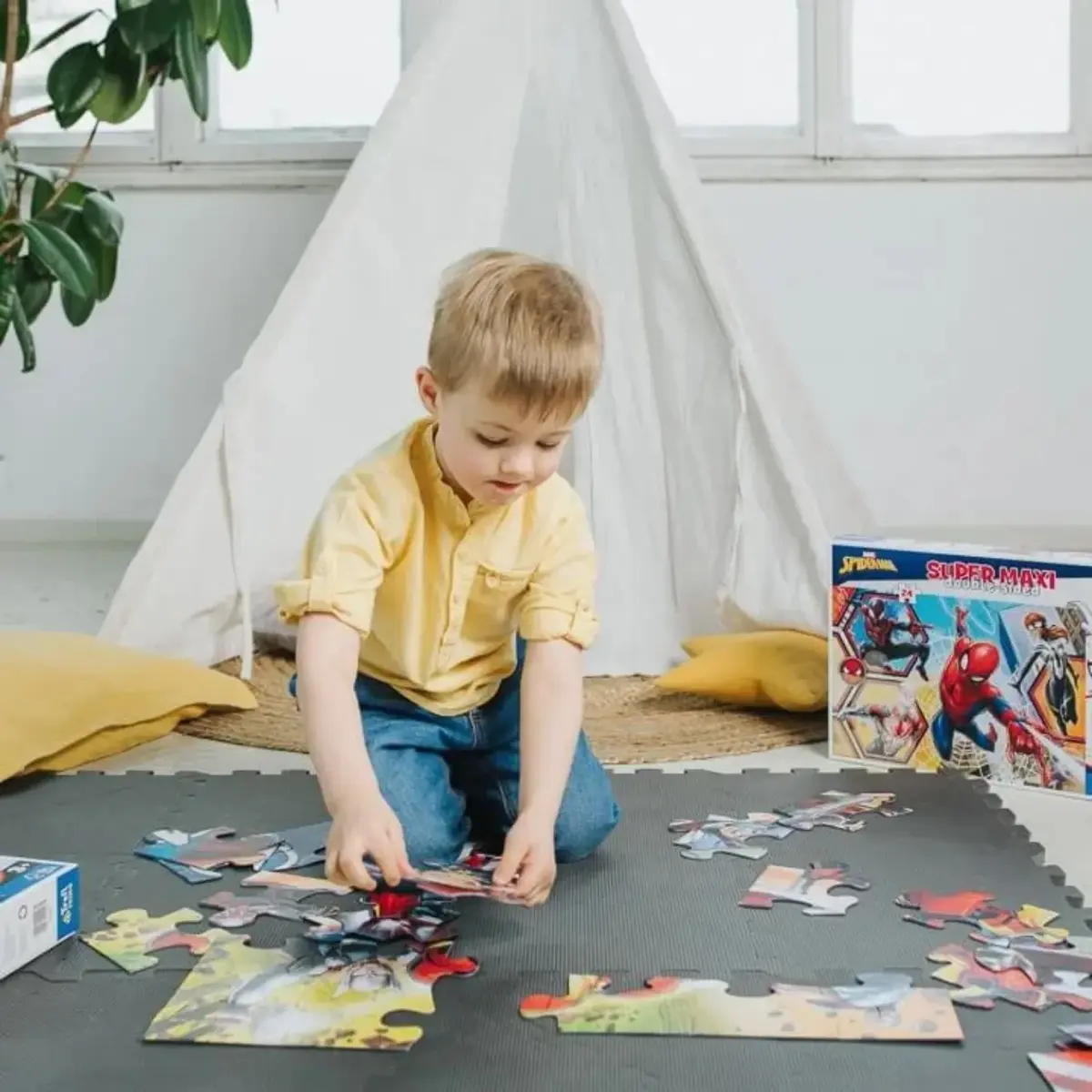 Trefl 24 Parça Puzzle Süper Maxi Spiderman