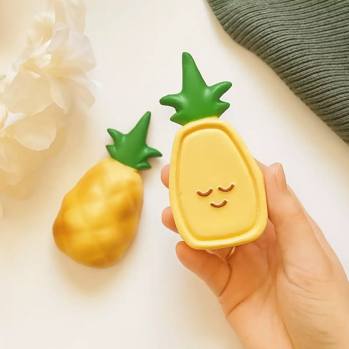 Hubble Doğal Bebek Diş Kaşıyıcı Ve Oyuncağı Ananas